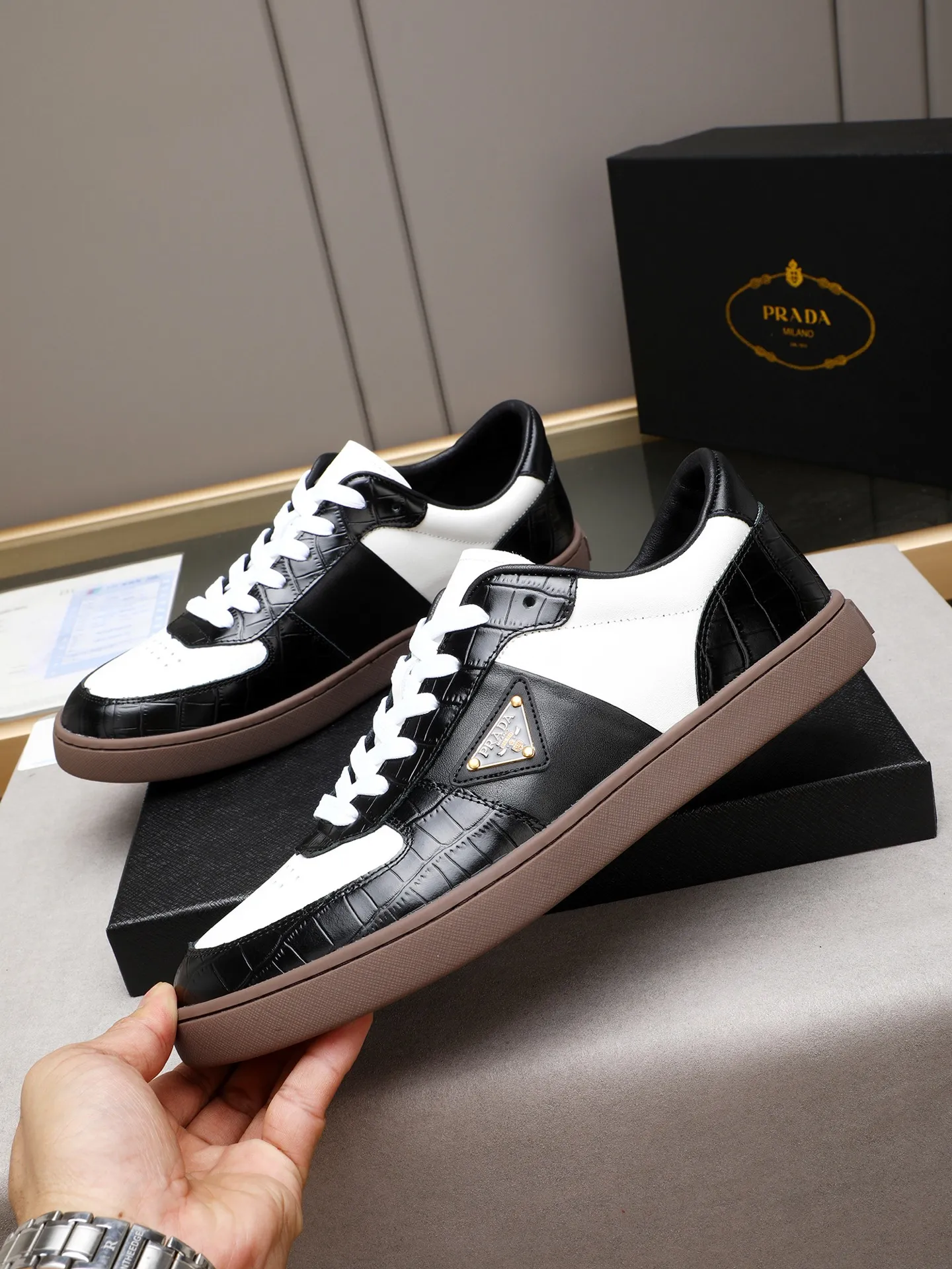 Men's shoes💰420💰 Brand: PRADA (Prada) Standard code: Men's code 38–44 (45 can be customized) Material: Original cowhide, breathable sheep lining Special outsole Style category: Men's fashionable casual sneakers Low-key luxury! Color: actual picture color